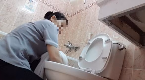 Hình ảnh điều tra: Nhân viên khách sạn dùng khăn tắm lau bồn cầu - Hình 3 Hinh anh dieu tra: Nhan vien khach san dung khan tam lau bon cau-Hinh-3