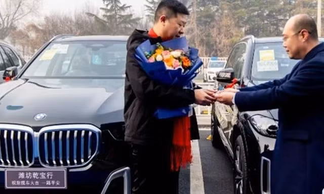 Nhân viên được công ty thưởng Tết ô tô BMW Nhan vien duoc cong ty thuong Tet o to BMW