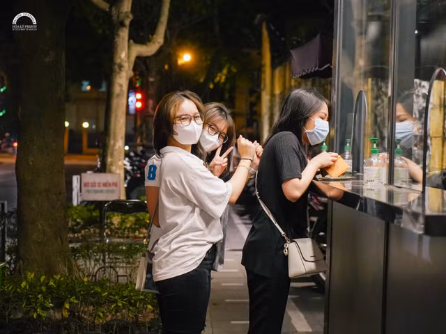 Tận mục di tích lịch sử Nhà tù Hỏa Lò đang "cháy vé" đến hết tháng 9 - Hình 5 Tan muc di tich lich su Nha tu Hoa Lo dang