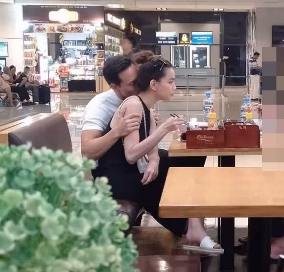 Hồ Ngọc Hà - Kim Lý hôn nhau trên máy bay có gây phản cảm? - Hình 3 Ho Ngoc Ha - Kim Ly hon nhau tren may bay co gay phan cam?-Hinh-3