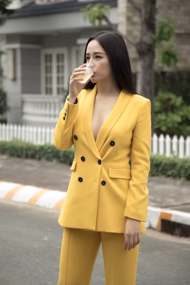 Ngọc Trinh, Mai Phương Thuý và những sao Việt diện vest không nội y nóng hôi hổi - Hình 2 Ngoc Trinh, Mai Phuong Thuy va nhung sao Viet dien vest khong noi y nong hoi hoi-Hinh-2