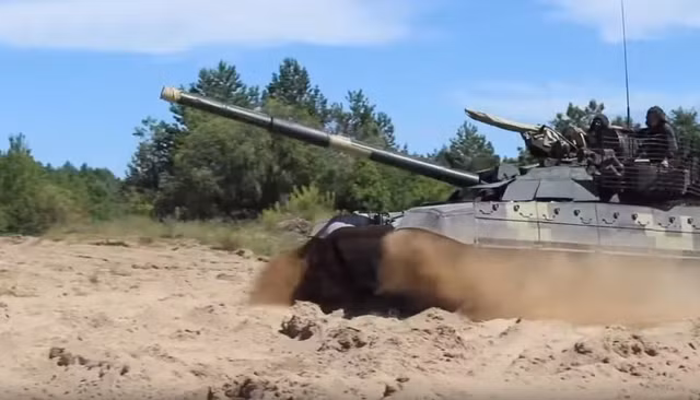 'Do suc' xe tang T-72AMT Ukraine va T-72B3 cua Nga-Hinh-9