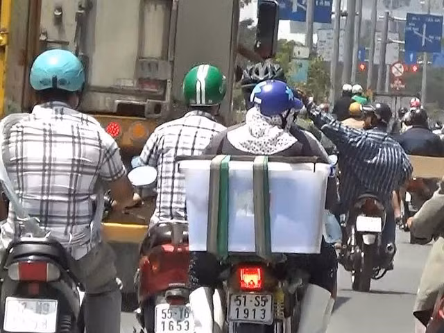 'Cò’ bảo kê xe qua chốt CSGT vào giờ cấm ở TP HCM - Hình 4 'Co’ bao ke xe qua chot CSGT vao gio cam o TP HCM-Hinh-4