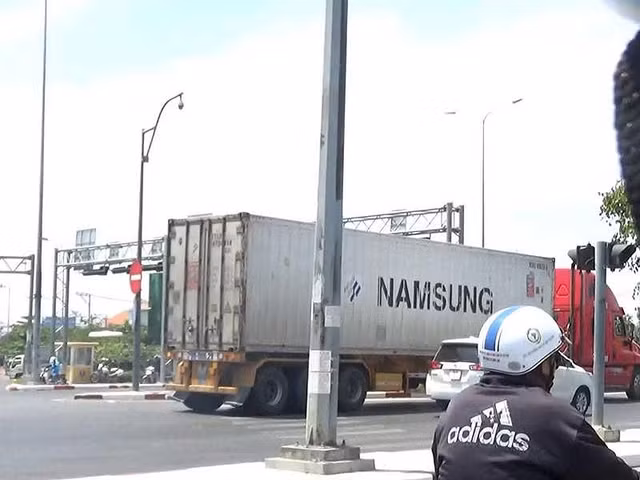 'Cò’ bảo kê xe qua chốt CSGT vào giờ cấm ở TP HCM - Hình 2 'Co’ bao ke xe qua chot CSGT vao gio cam o TP HCM-Hinh-2