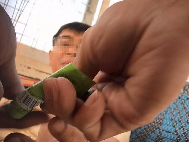 Vụ 'cò' qua chốt giờ cấm: ‘Làm luật’ ngay trong chốt CSGT - Hình 2 Vu 'co' qua chot gio cam: ‘Lam luat’ ngay trong chot CSGT-Hinh-2