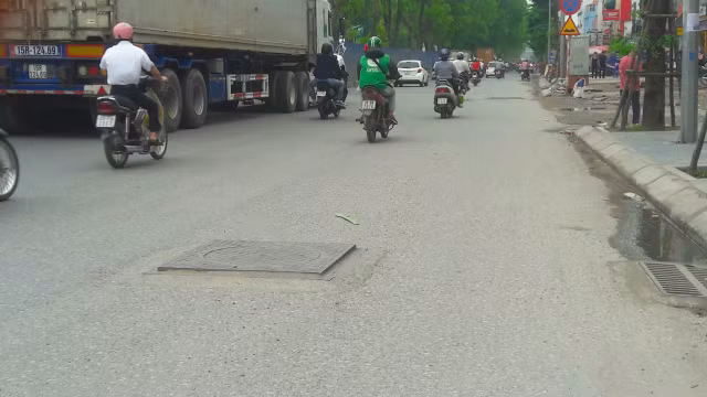“Bẫy hiểm” đường phố trực chờ đoạt mạng người tham gia giao thông Hà Nội “Bay hiem” duong pho truc cho doat mang nguoi tham gia giao thong Ha Noi