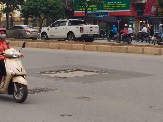 “Bẫy hiểm” đường phố trực chờ đoạt mạng người tham gia giao thông Hà Nội - Hình 2 “Bay hiem” duong pho truc cho doat mang nguoi tham gia giao thong Ha Noi-Hinh-2