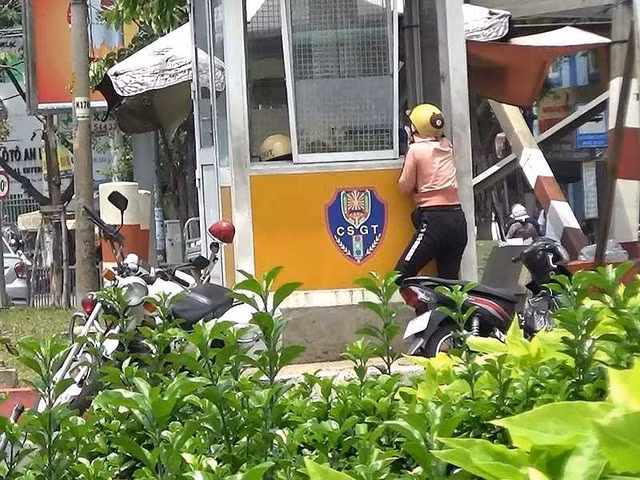 Hành trình đeo bám ‘cò’ dẫn xe qua mặt chốt CSGT vào giờ cấm - Hình 3 Hanh trinh deo bam ‘co’ dan xe qua mat chot CSGT vao gio cam-Hinh-3