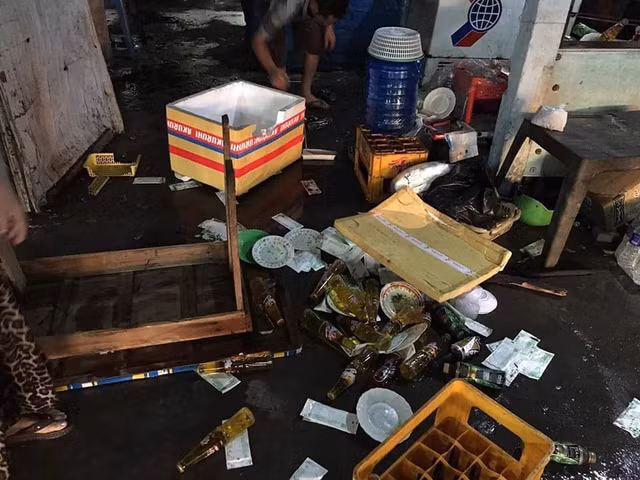 Vợ chồng chủ quán nước đánh khách chảy máu đầu bị trả thù - Hình 2 Vo chong chu quan nuoc danh khach chay mau dau bi tra thu-Hinh-2