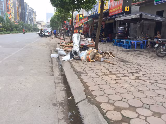 Ha Nội ngập rác chẳng khác gì đường làng - Hình 3 Ha Noi ngap rac chang khac gi duong lang-Hinh-3
