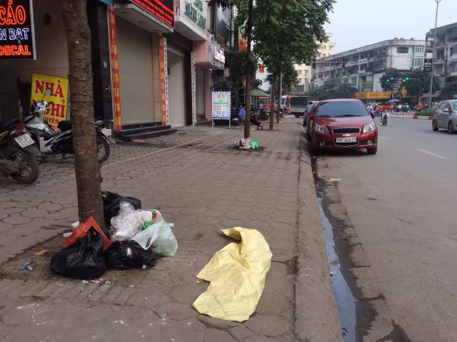 Ha Nội ngập rác chẳng khác gì đường làng - Hình 9 Ha Noi ngap rac chang khac gi duong lang-Hinh-9