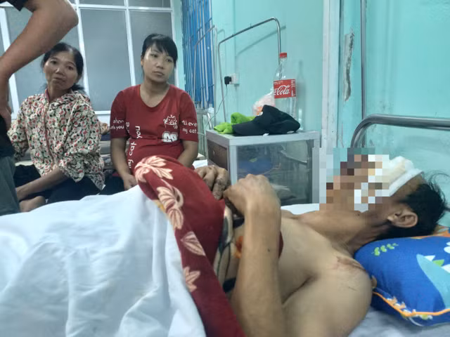 Xe biển xanh gây tai nạn rồi bỏ chạy: nạn nhân vẫn chưa tỉnh lại - Hình 2 Xe bien xanh gay tai nan roi bo chay: nan nhan van chua tinh lai-Hinh-2