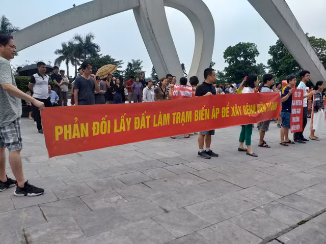 Phản đối chủ đầu tư Hancorp, cư dân Ngoại Giao Đoàn lại xuống đường Phan doi chu dau tu Hancorp, cu dan Ngoai Giao Doan lai xuong duong