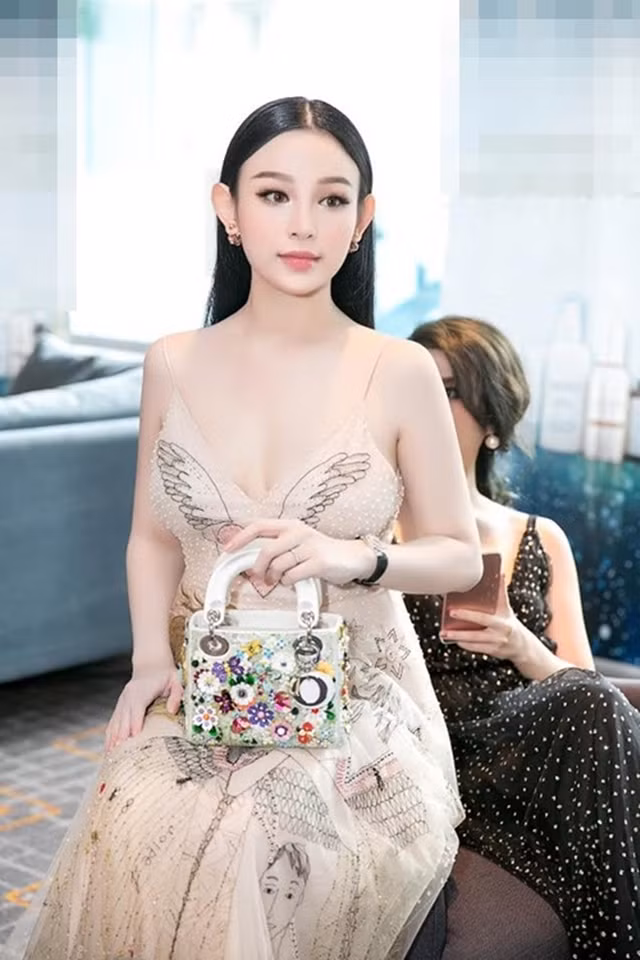 Những hot girl Việt tuổi 30 với khối tài sản khổng lồ - Hình 8 Nhung hot girl Viet tuoi 30 voi khoi tai san khong lo-Hinh-8