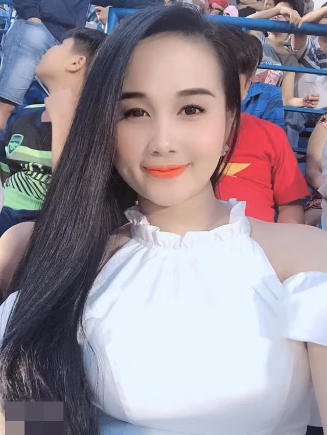 Ngắm nhan sắc hotgirl gợi cảm là bạn gái cầu thủ U22 sút tung lưới Trung Quốc Ngam nhan sac hotgirl goi cam la ban gai cau thu U22 sut tung luoi Trung Quoc