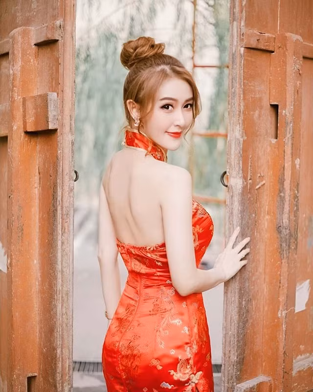 Gai xinh mac suon xam di le chua phan cam, tuong dep ai de...-Hinh-6