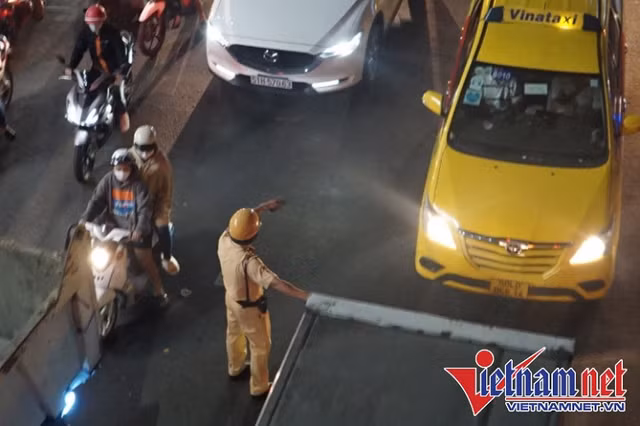 Vì sao xảy ra kẹt xe nghiêm trọng tại cửa ngõ sân bay Tân Sơn Nhất - Hình 11 Vi sao xay ra ket xe nghiem trong tai cua ngo san bay Tan Son Nhat-Hinh-11