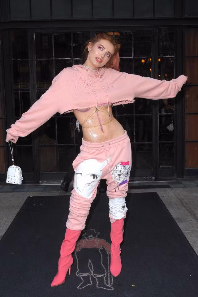 Cánh mày râu 'xịt máu mũi' với áo croptop khoe chân ngực của các sao - Hình 10 Canh may rau 'xit mau mui' voi ao croptop khoe chan nguc cua cac sao-Hinh-10