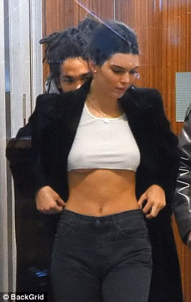 Cánh mày râu 'xịt máu mũi' với áo croptop khoe chân ngực của các sao - Hình 9 Canh may rau 'xit mau mui' voi ao croptop khoe chan nguc cua cac sao-Hinh-9