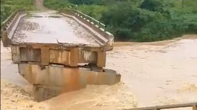 Trung úy trực chốt chống COVID-19 và một sinh viên bị lũ cuốn trôi - Hình 2 Trung uy truc chot chong COVID-19 va mot sinh vien bi lu cuon troi-Hinh-2