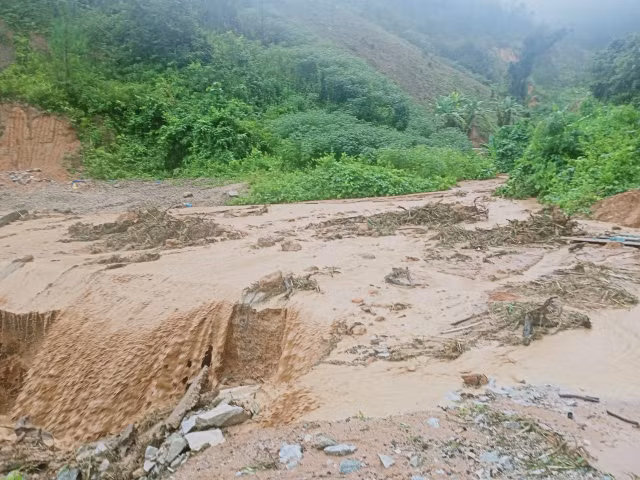 Trung úy trực chốt chống COVID-19 và một sinh viên bị lũ cuốn trôi Trung uy truc chot chong COVID-19 va mot sinh vien bi lu cuon troi