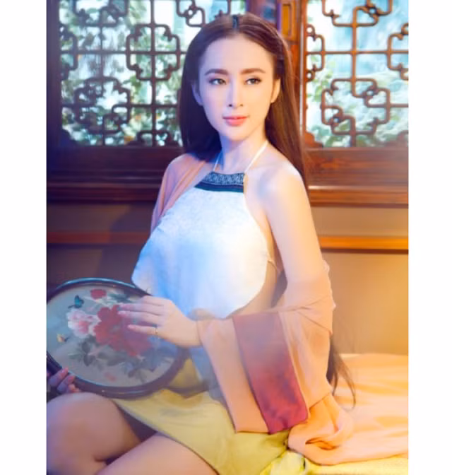 Sao Việt mặt áo yếm khoe vòng 1 căng tròn, gợi cảm gây bỏng mắt Sao Viet mat ao yem khoe vong 1 cang tron, goi cam gay bong mat