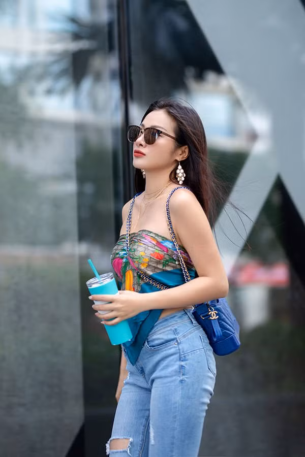 Biến hóa khăn thành váy áo đầy gợi cảm của sao Việt - Hình 4 Bien hoa khan thanh vay ao day goi cam cua sao Viet-Hinh-4