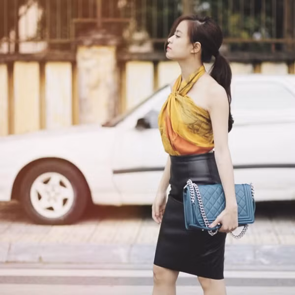 Biến hóa khăn thành váy áo đầy gợi cảm của sao Việt - Hình 3 Bien hoa khan thanh vay ao day goi cam cua sao Viet-Hinh-3