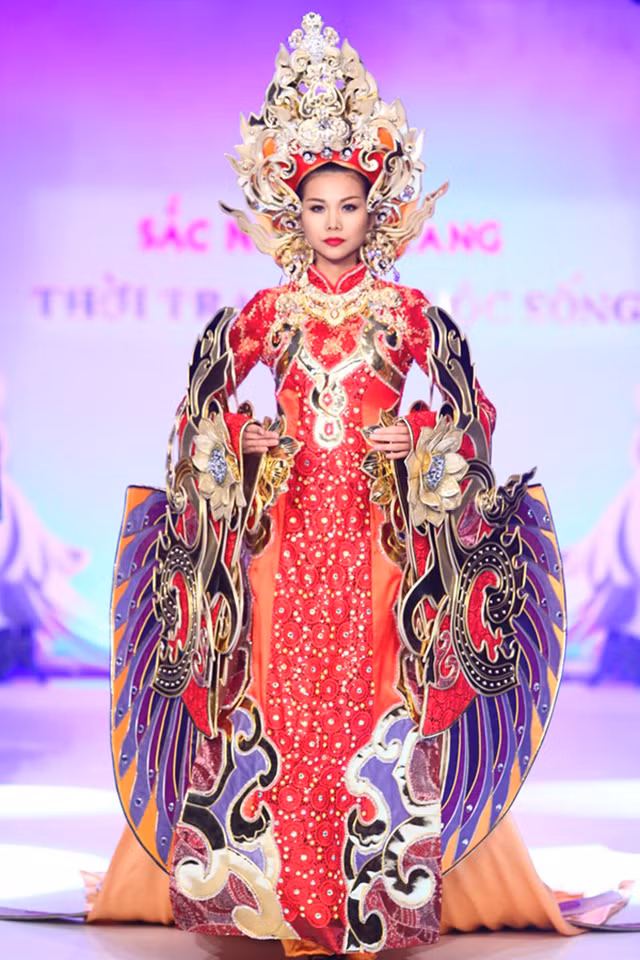 Loạt váy áo nặng trịch đầy gợi cảm của sao Việt - Hình 9 Loat vay ao nang trich day goi cam cua sao Viet-Hinh-9