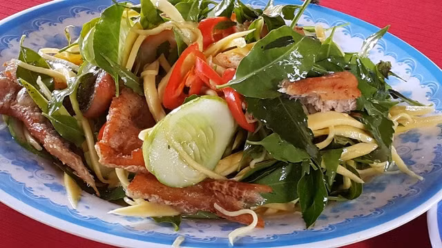 Đặc sản đắng chát của miền Tây - món gỏi sầu đâu Dac san dang chat cua mien Tay - mon goi sau dau