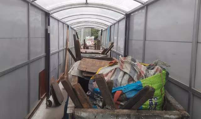 Hà Nội 'đẹp lạ' với nhà chờ gom rác di động - Hình 4 Ha Noi 'dep la' voi nha cho gom rac di dong-Hinh-4