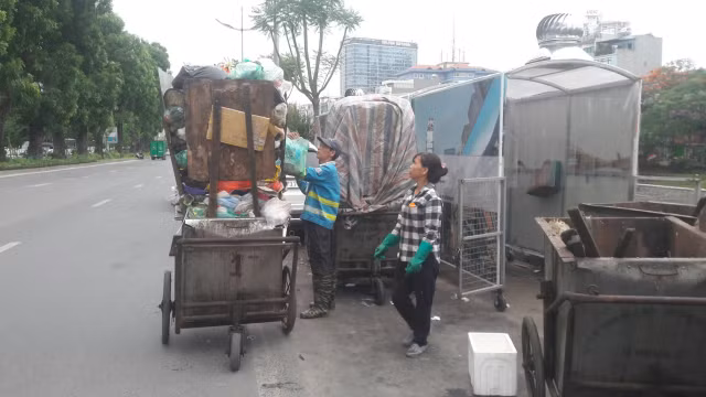Hà Nội 'đẹp lạ' với nhà chờ gom rác di động - Hình 10 Ha Noi 'dep la' voi nha cho gom rac di dong-Hinh-10