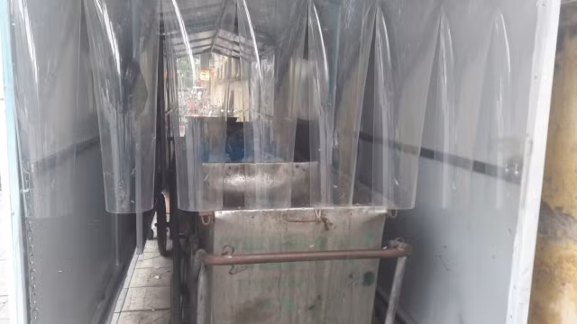 Hà Nội 'đẹp lạ' với nhà chờ gom rác di động - Hình 5 Ha Noi 'dep la' voi nha cho gom rac di dong-Hinh-5