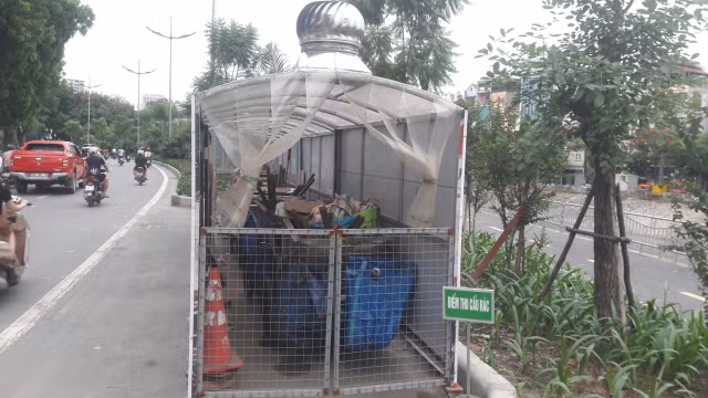 Hà Nội 'đẹp lạ' với nhà chờ gom rác di động - Hình 2 Ha Noi 'dep la' voi nha cho gom rac di dong-Hinh-2