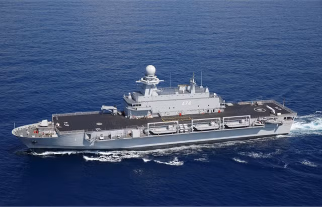 Cận cảnh tàu sân bay trực thăng nhỏ nhất thế giới - Hình 13 Can canh tau san bay truc thang nho nhat the gioi-Hinh-13