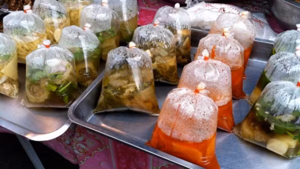Cảnh báo túi nilon độc hại, tăng nguy cơ ung thư - Hình 3 Canh bao tui nilon doc hai, tang nguy co ung thu-Hinh-3
