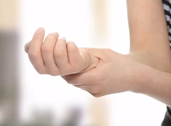 Đau cổ tay, hãy thử 3 bài tập này để xóa tan cơn đau - Hình 2 Dau co tay, hay thu 3 bai tap nay de xoa tan con dau-Hinh-2