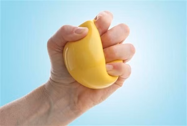 Đau cổ tay, hãy thử 3 bài tập này để xóa tan cơn đau - Hình 7 Dau co tay, hay thu 3 bai tap nay de xoa tan con dau-Hinh-7