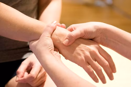 Đau cổ tay, hãy thử 3 bài tập này để xóa tan cơn đau - Hình 6 Dau co tay, hay thu 3 bai tap nay de xoa tan con dau-Hinh-6