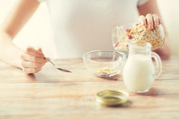 Nên uống nước trước hay sau đánh răng buổi sáng? - Hình 6 Nen uong nuoc truoc hay sau danh rang buoi sang?-Hinh-6