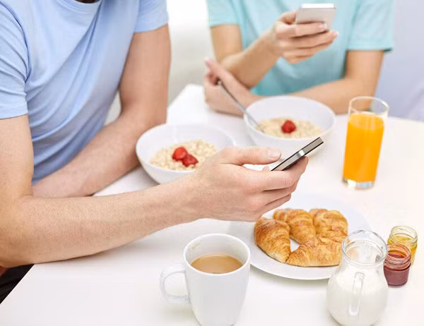 Nên uống nước trước hay sau đánh răng buổi sáng? - Hình 7 Nen uong nuoc truoc hay sau danh rang buoi sang?-Hinh-7