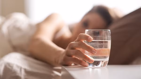 Nên uống nước trước hay sau đánh răng buổi sáng? - Hình 9 Nen uong nuoc truoc hay sau danh rang buoi sang?-Hinh-9