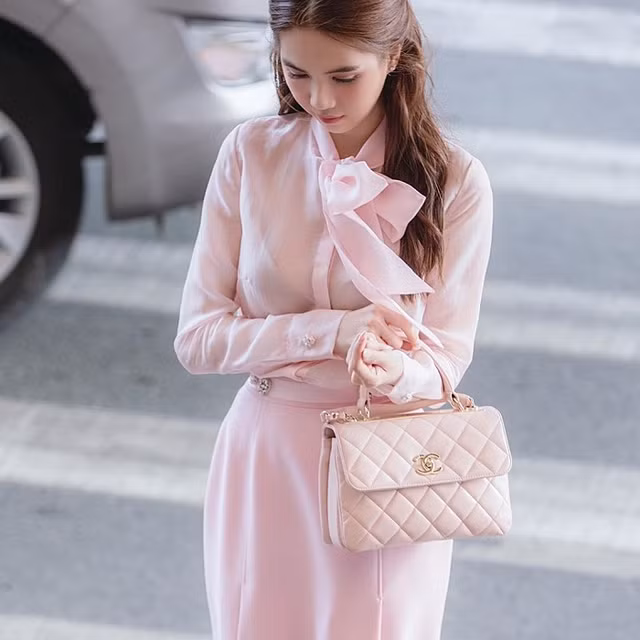 Ngọc Trinh lộ hàng dù diện style kín cổng cao tường - Hình 10 Ngoc Trinh lo hang du dien style kin cong cao tuong-Hinh-10