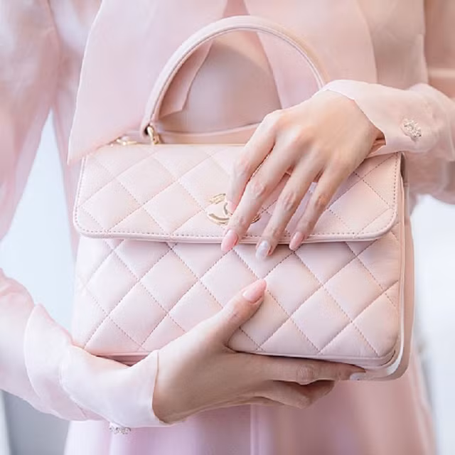 Ngọc Trinh lộ hàng dù diện style kín cổng cao tường - Hình 4 Ngoc Trinh lo hang du dien style kin cong cao tuong-Hinh-4