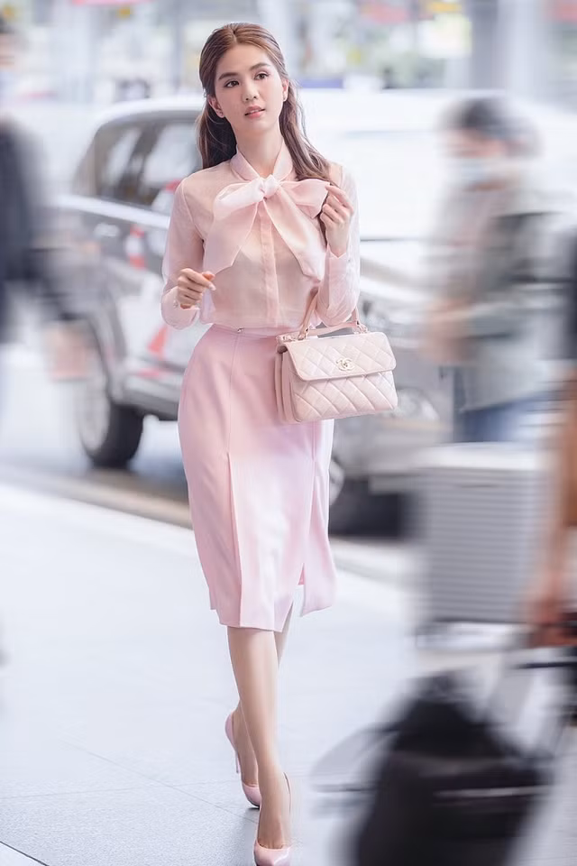 Ngọc Trinh lộ hàng dù diện style kín cổng cao tường - Hình 8 Ngoc Trinh lo hang du dien style kin cong cao tuong-Hinh-8