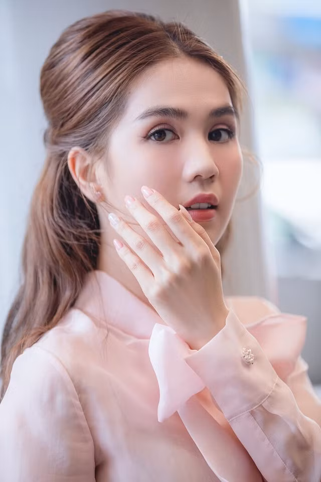 Ngọc Trinh lộ hàng dù diện style kín cổng cao tường - Hình 3 Ngoc Trinh lo hang du dien style kin cong cao tuong-Hinh-3