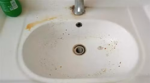 Mẹo dùng muối trong nhà tắm lợi ích bất ngờ Meo dung muoi trong nha tam loi ich bat ngo