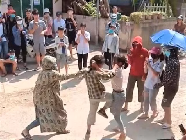 Nữ sinh Tuyên Quang ẩu đả, nhiều người đứng cổ vũ Nu sinh Tuyen Quang au da, nhieu nguoi dung co vu