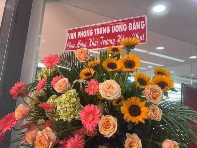 Bất động sản Nhật Nam: Khai trương văn phòng mới, nhiều lẵng hoa mạo danh cơ quan Trung ương? - Hình 2 Bat dong san Nhat Nam: Khai truong van phong moi, nhieu lang hoa mao danh co quan Trung uong?-Hinh-2