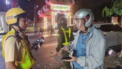 CSGT kiểm tra 10 phường, tạm giữ 65 phương tiện vi phạm nồng độ cồn